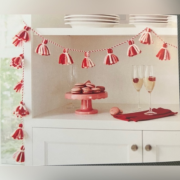 New in box chunky yarn tassel garland 6 feet long - Picture 1 of 4